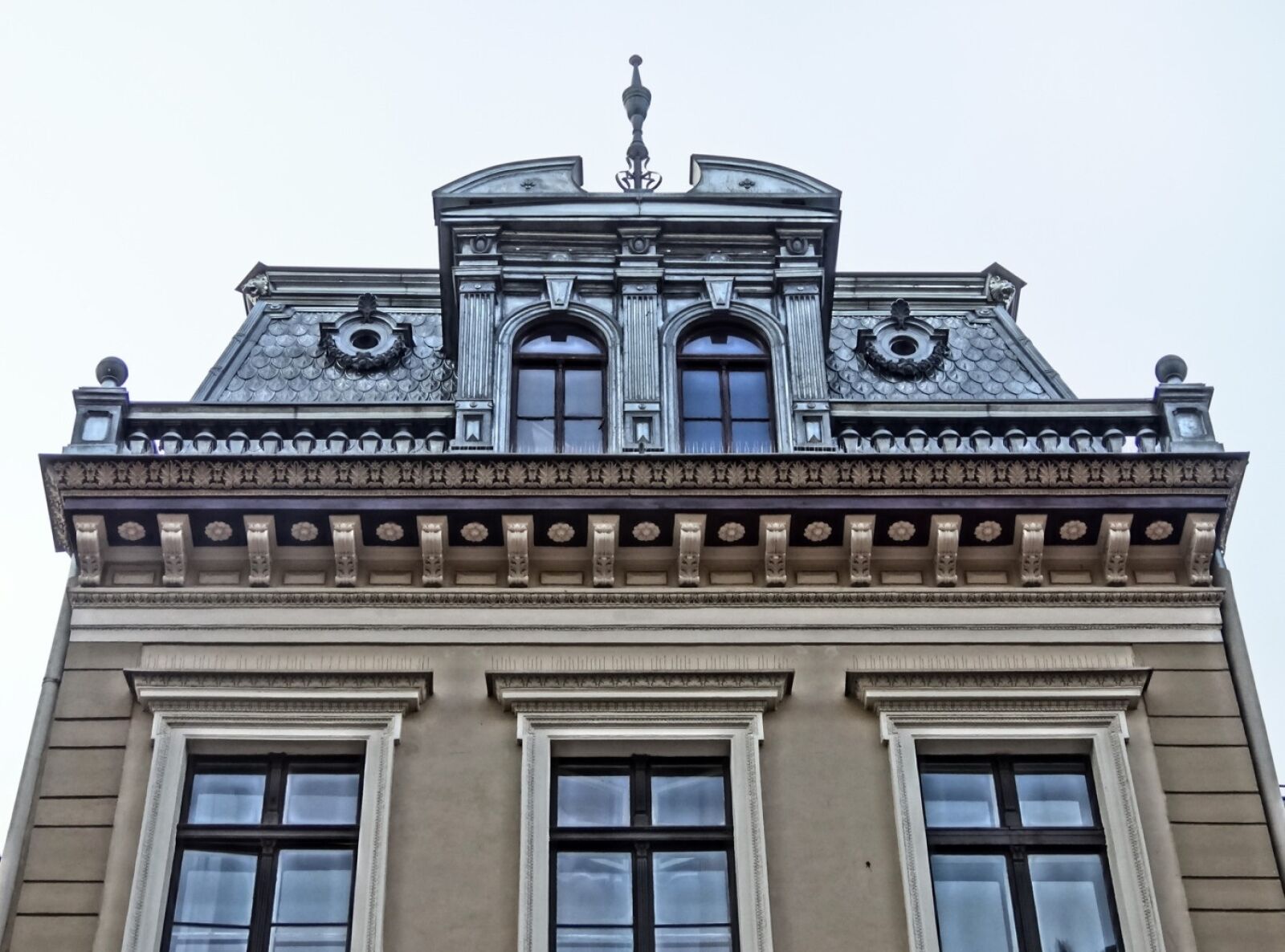 Sony Cyber-shot DSC-HX20V sample photo. Gable, pediment, architecture photography