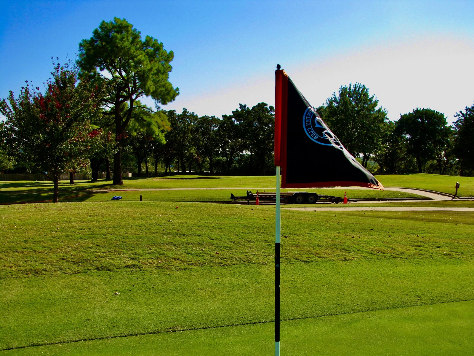 Canon PowerShot SX10 IS sample photo. Golf, flag, green photography