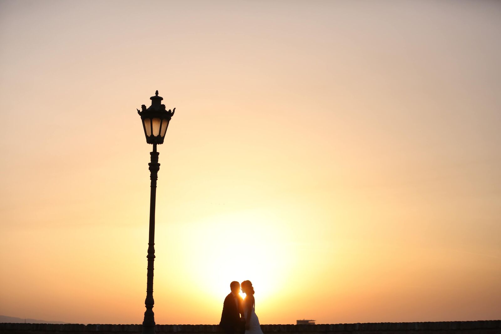 Canon EOS 5D Mark III sample photo. Kiss, lamp, man, pretty photography