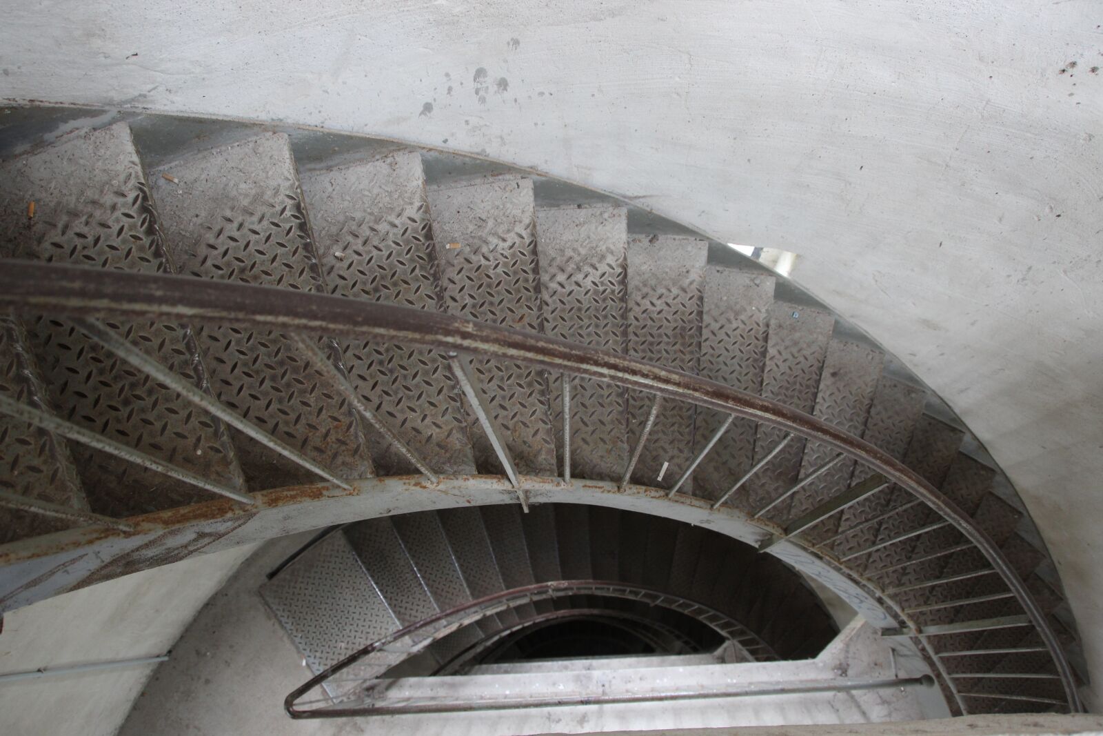 Canon EOS 600D (Rebel EOS T3i / EOS Kiss X5) sample photo. Stairs, metal, round photography