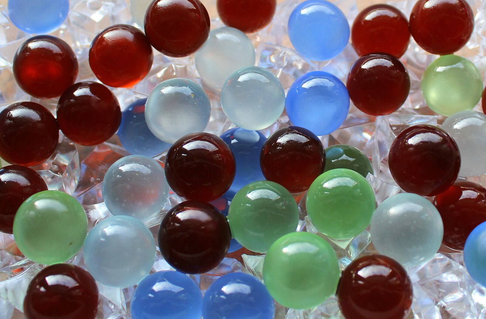 Canon EOS 1200D (EOS Rebel T5 / EOS Kiss X70 / EOS Hi) sample photo. Balls, glass, colorful photography