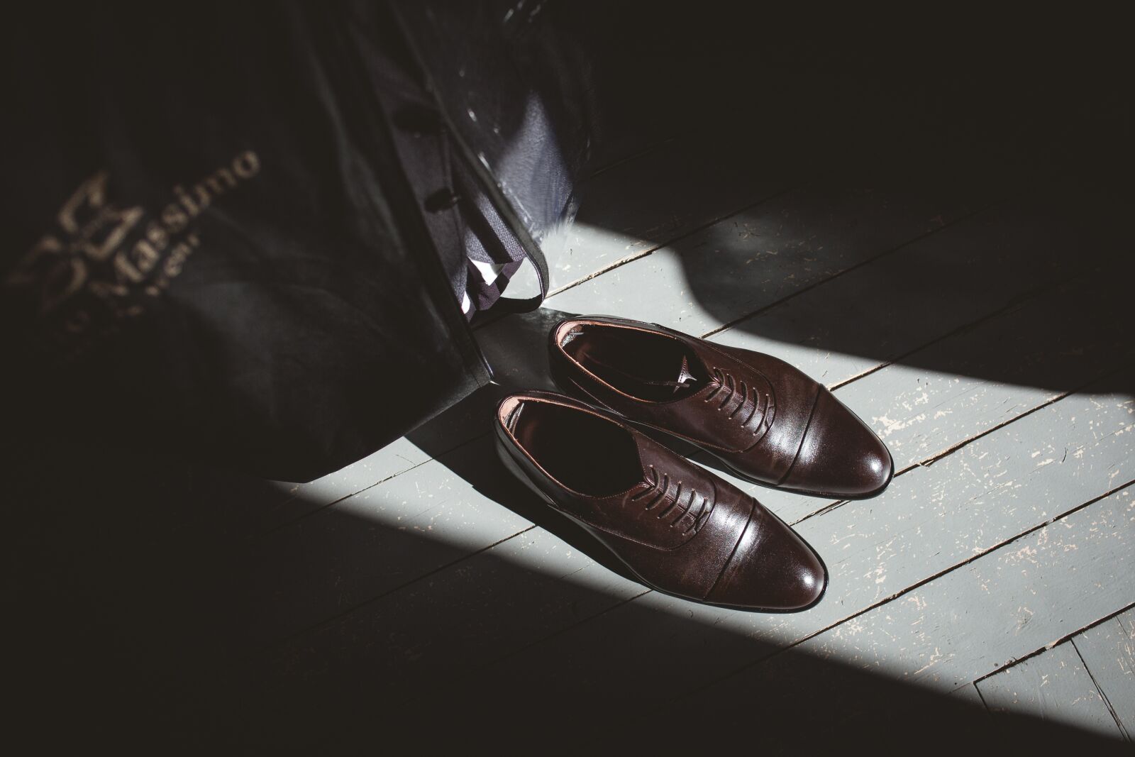 Sigma 35mm F1.4 DG HSM Art sample photo. Shoes, groom, sunlight photography