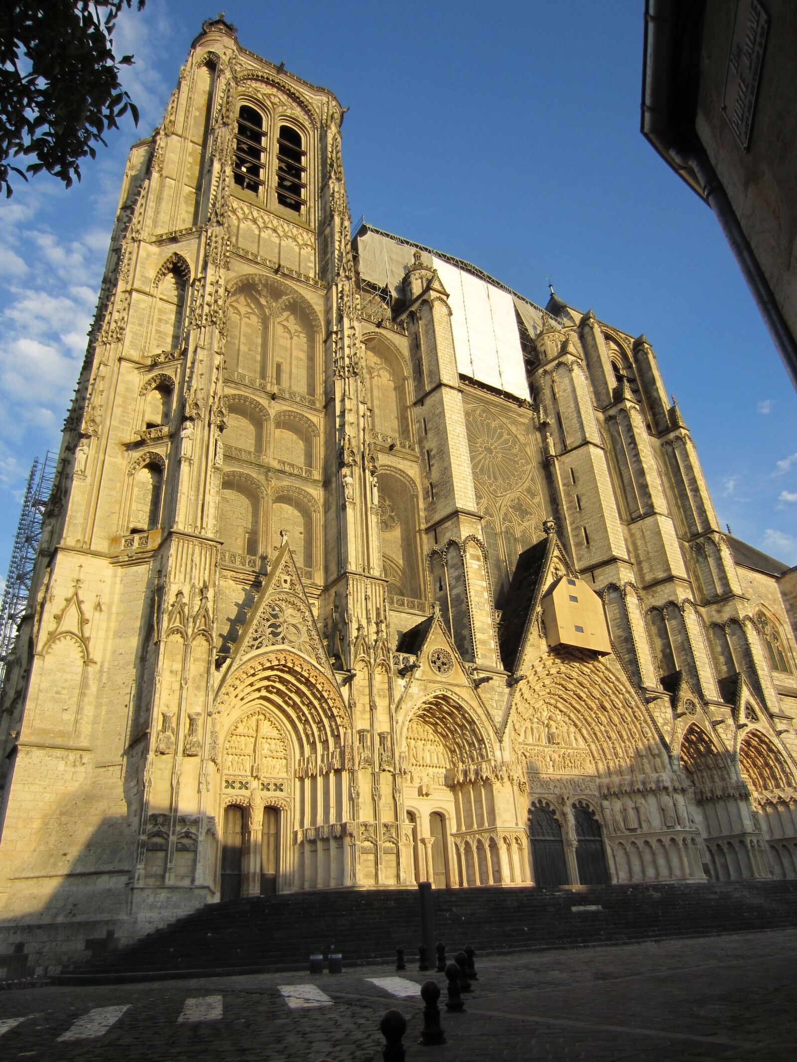 Canon PowerShot ELPH 300 HS (IXUS 220 HS / IXY 410F) sample photo. Cathedral, france, europe photography