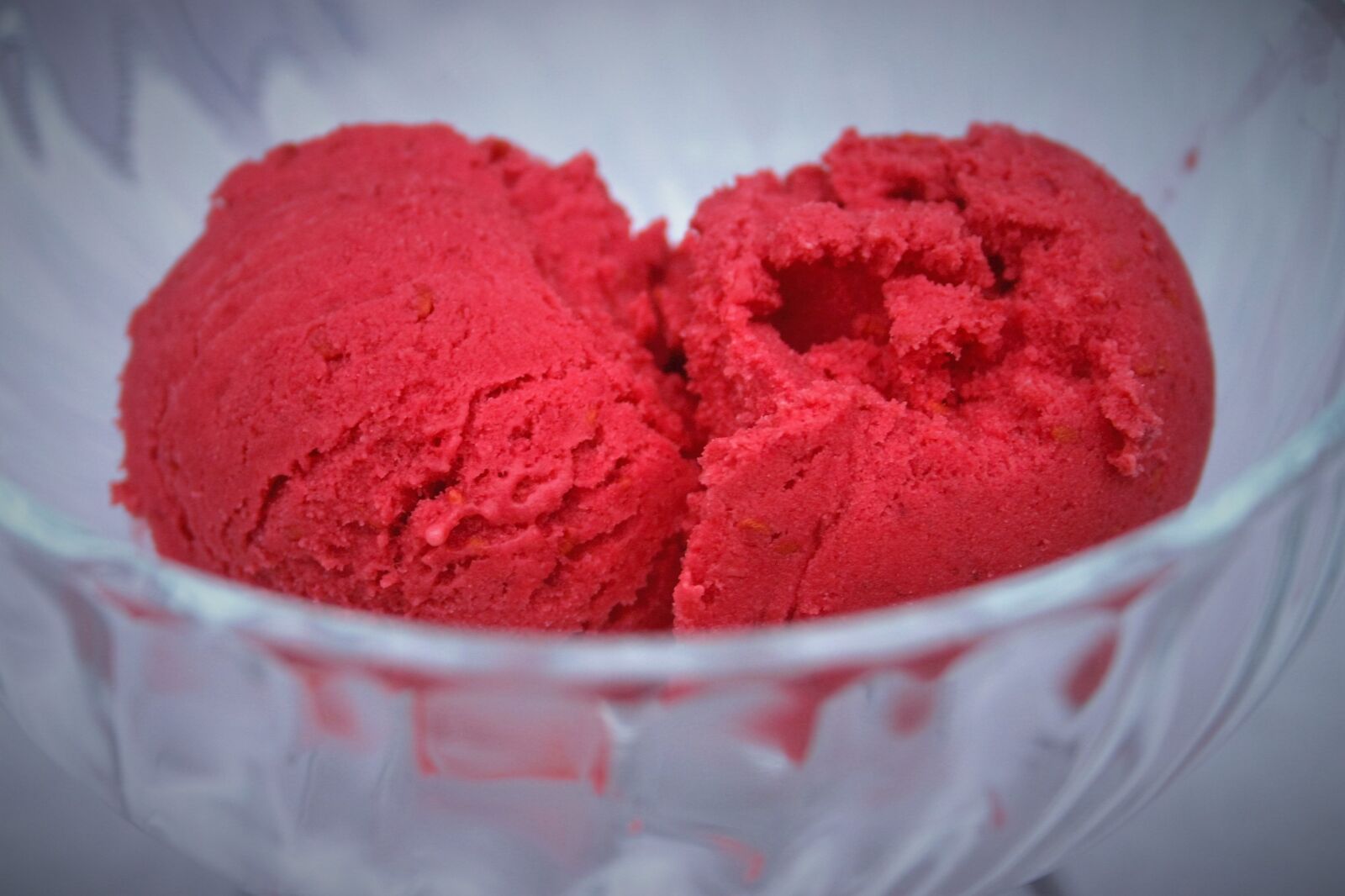 Canon EOS 300D (EOS Digital Rebel / EOS Kiss Digital) sample photo. Ice cream, raspberry, food photography