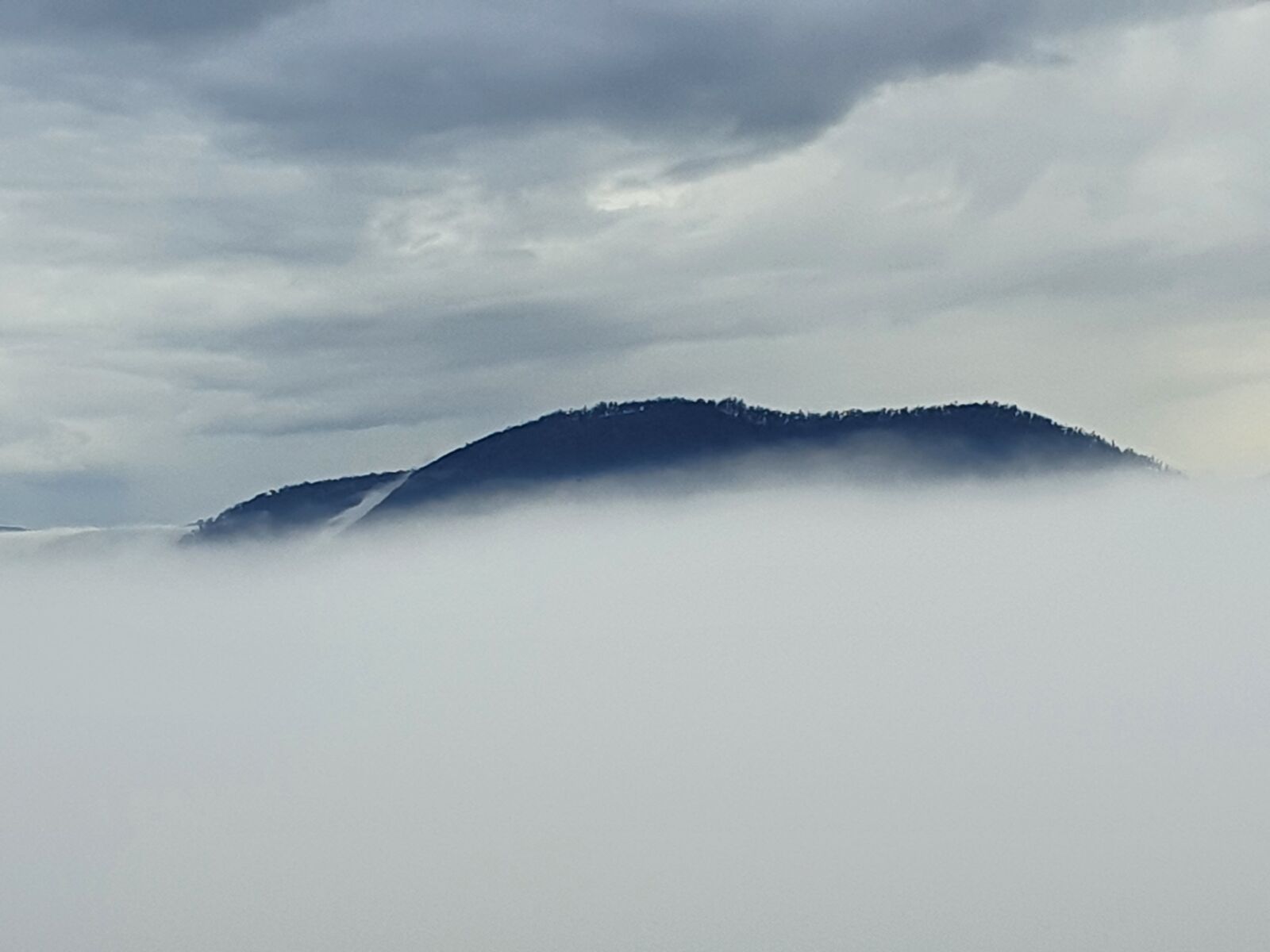 Samsung Galaxy S10e sample photo. Cloud, mountain, fog photography