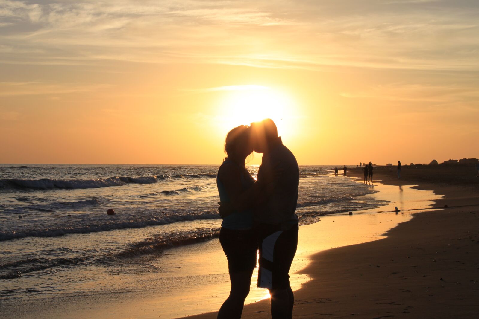 Canon EOS 500D (EOS Rebel T1i / EOS Kiss X3) sample photo. Sunset, lovers, sea photography