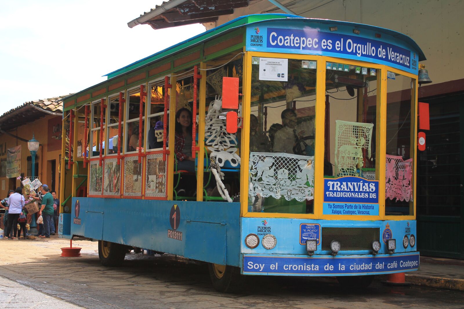 Canon EOS 1100D (EOS Rebel T3 / EOS Kiss X50) sample photo. Bus, blue, travel photography