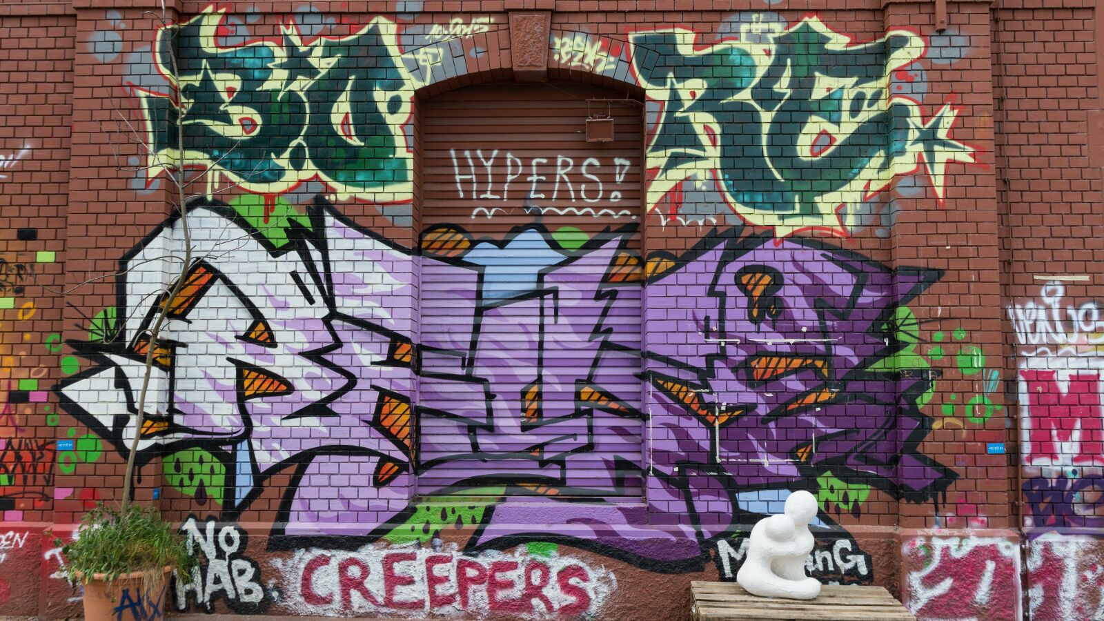 Sony a6500 + Sony Vario-Tessar T* E 16-70mm F4 ZA OSS sample photo. Graffiti, letters, text photography
