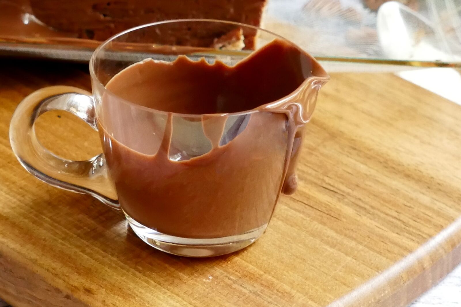 Panasonic Lumix DMC-FZ1000 sample photo. Chocolate, gravy boat, brown photography