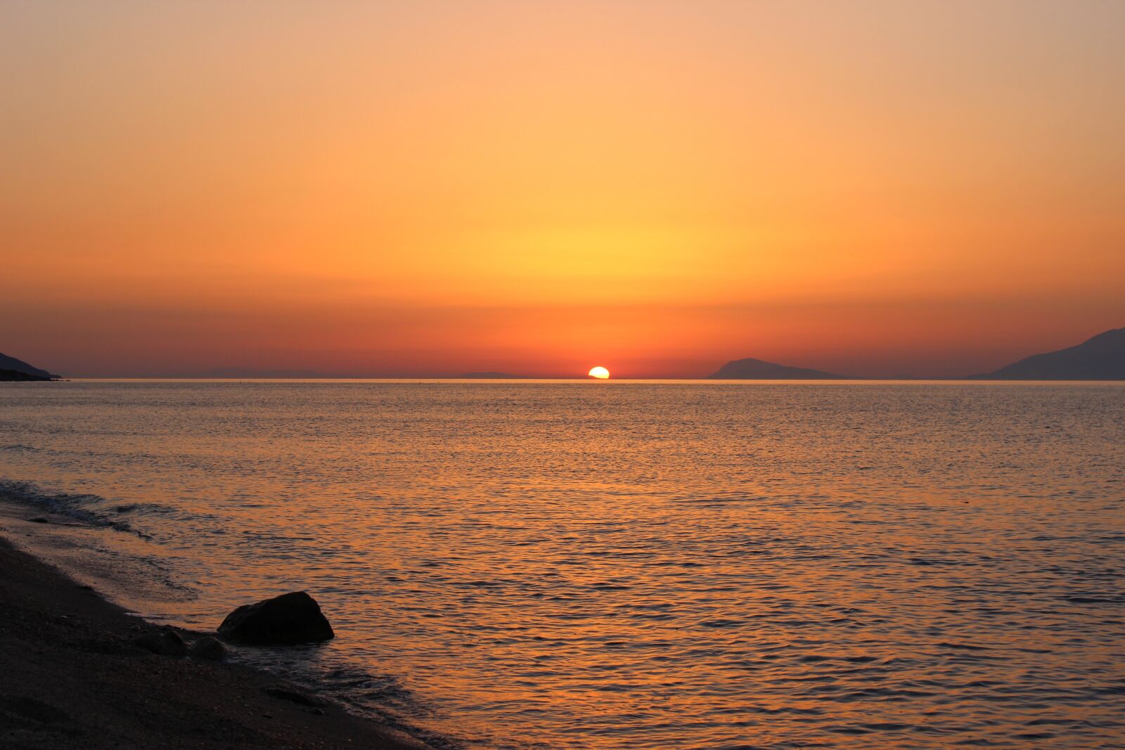 Canon EOS 600D (Rebel EOS T3i / EOS Kiss X5) sample photo. Sunrise in the sea photography