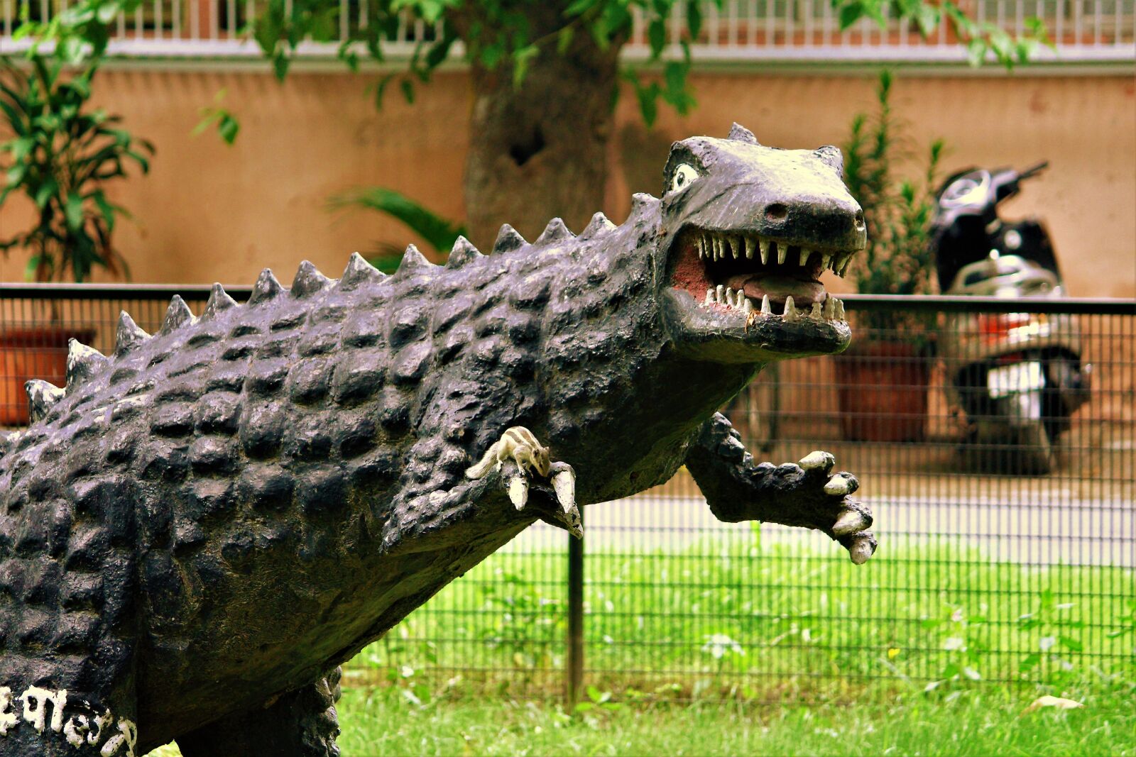 Canon EOS 1200D (EOS Rebel T5 / EOS Kiss X70 / EOS Hi) sample photo. Dinosaur, model, sculpture photography