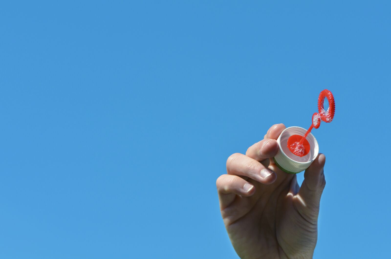 Nikon D7000 sample photo. Soap bubbles, sky, hand photography