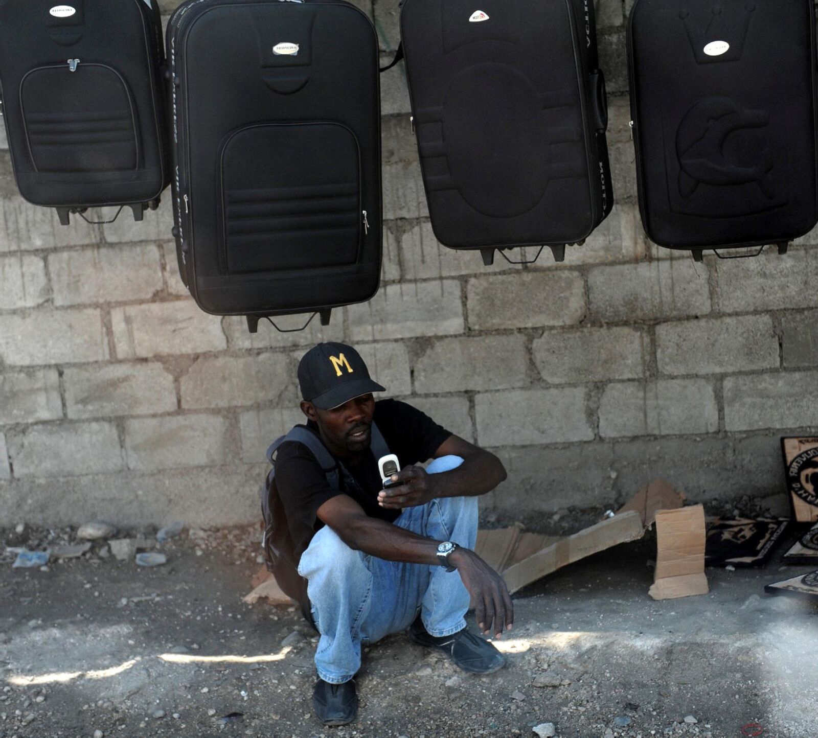 Nikon D700 sample photo. Luggage, vendor, check, cell photography