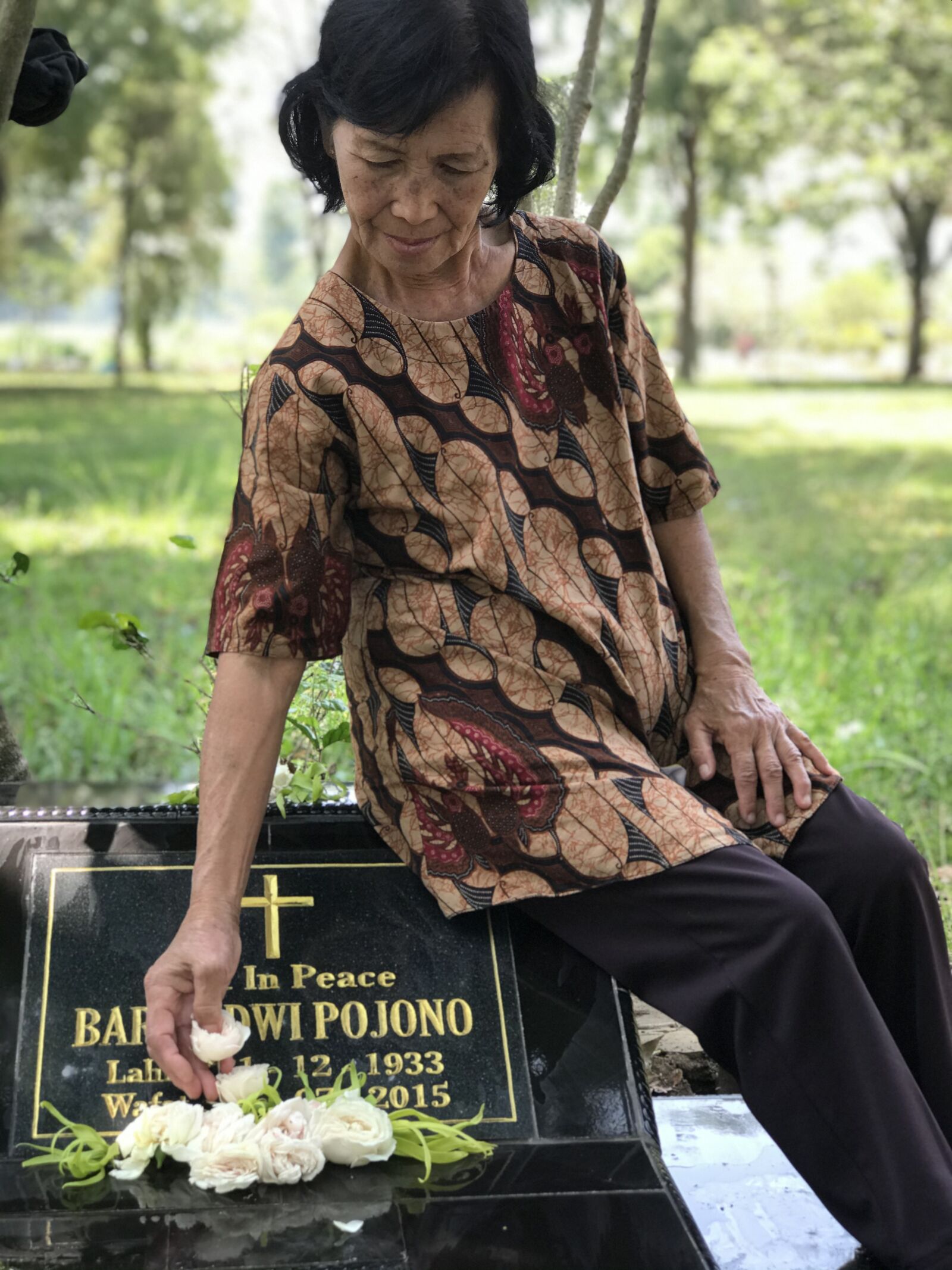 Apple iPhone 7 Plus sample photo. Bloom, to, tomb photography
