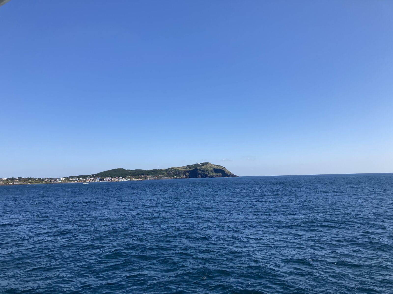 Apple iPhone SE (2nd generation) sample photo. Sea, island, sky photography