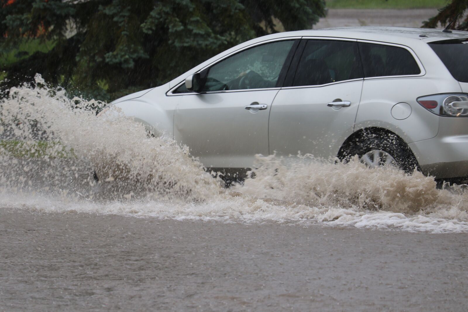Canon EOS 7D Mark II + Canon EF-S 55-250mm F4-5.6 IS STM sample photo. Flooded roads, rain, flooding photography