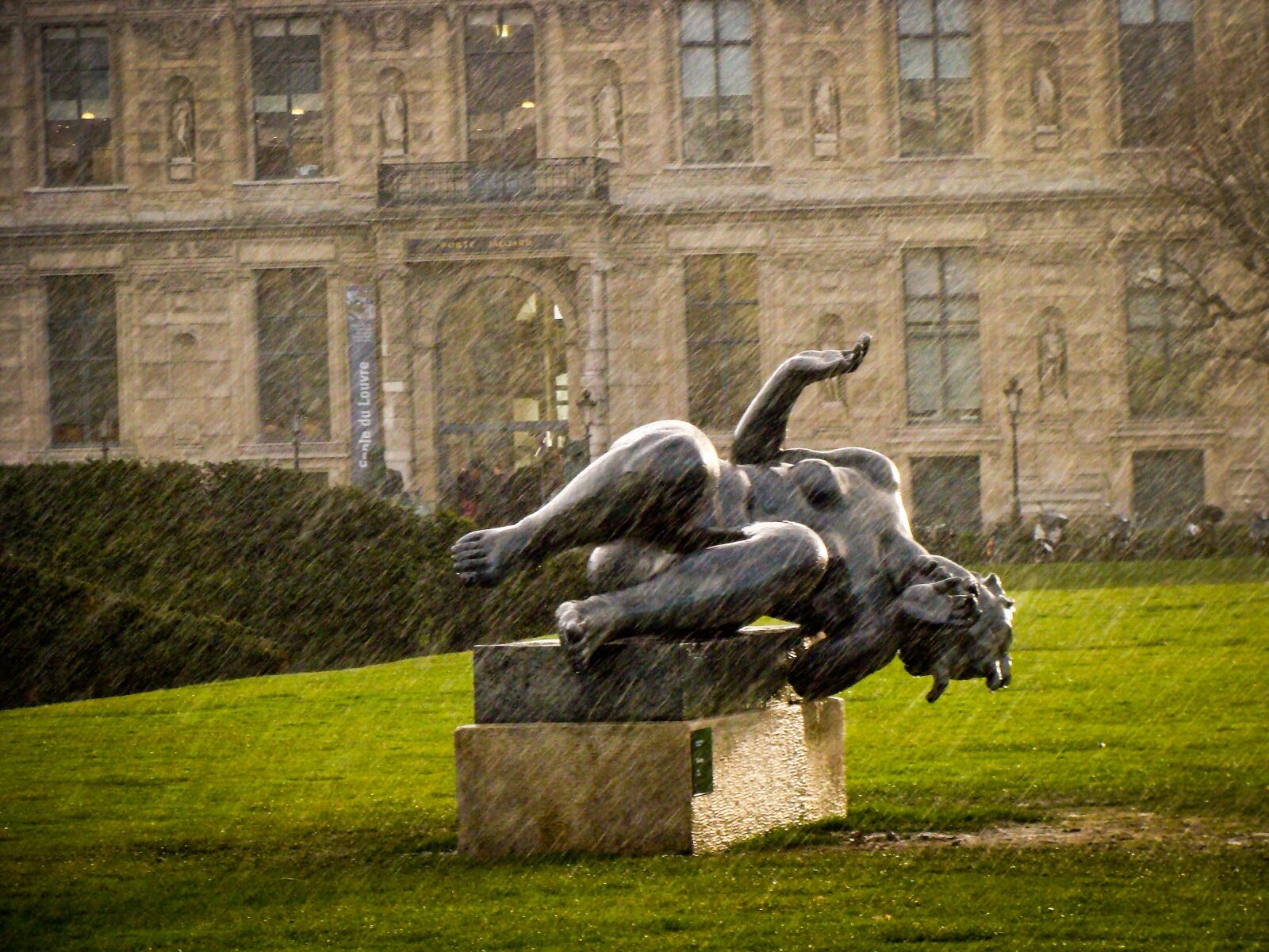 Sony DSC-H3 sample photo. Bronze statue, woman, louvre photography