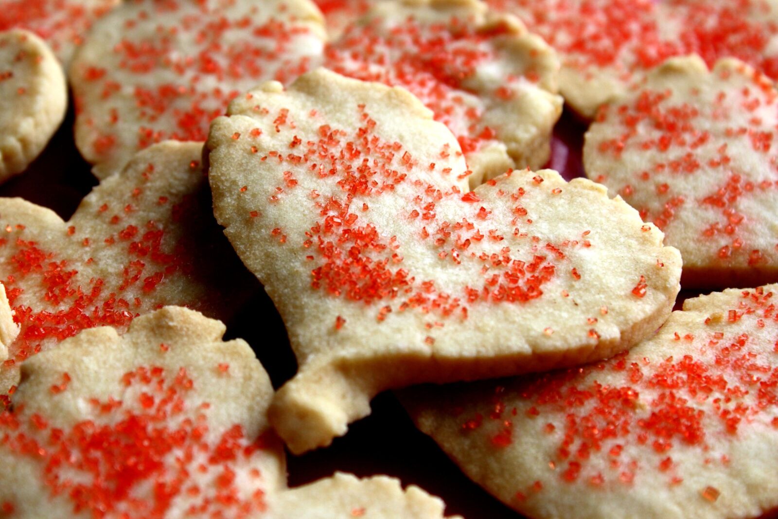 f/3.5-5.6 IS sample photo. Hearts, sugar, cookies photography