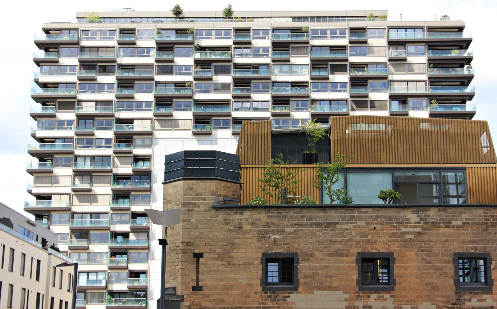Canon EOS 550D (EOS Rebel T2i / EOS Kiss X4) sample photo. Crane homes, architecture, cologne photography