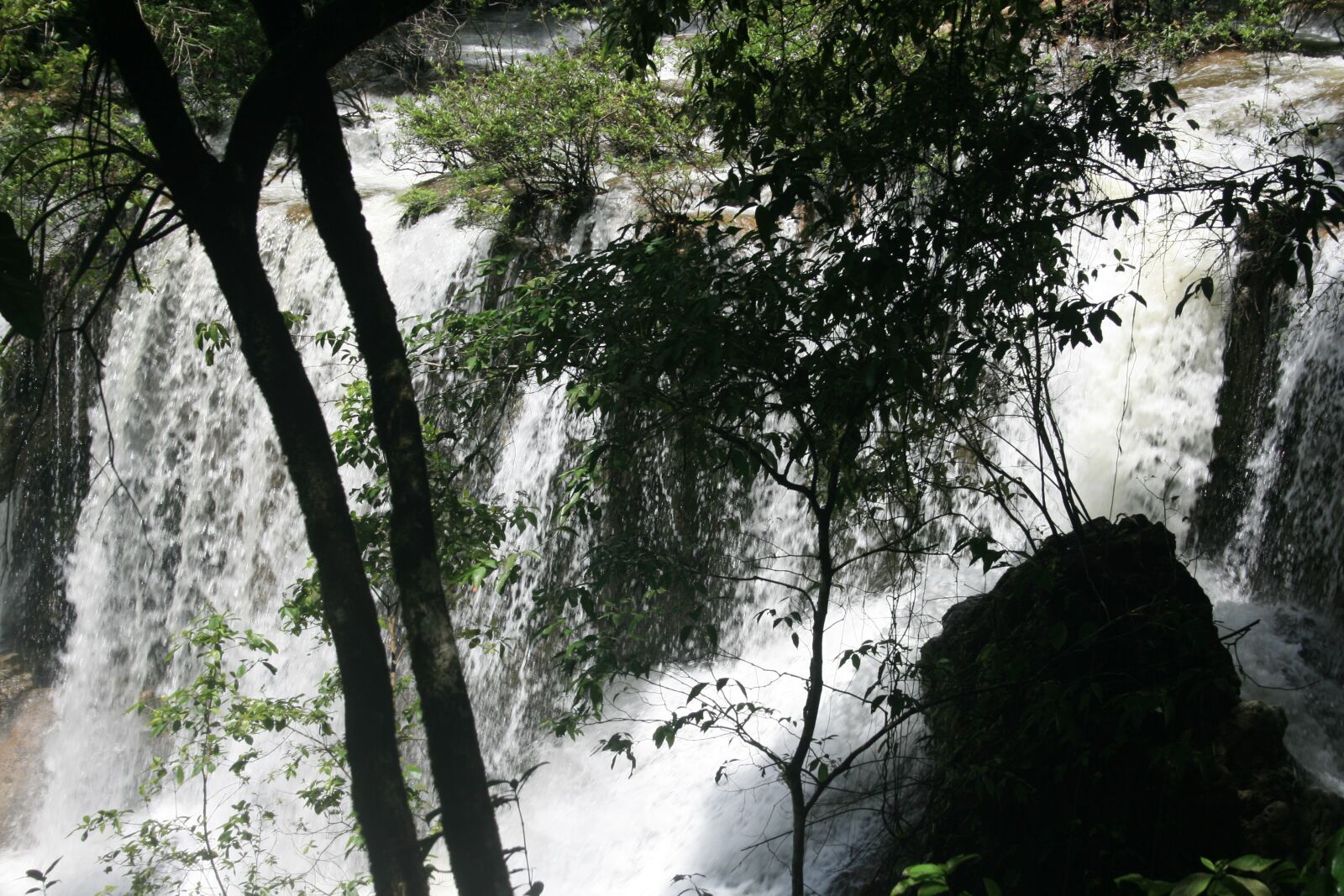 Canon EOS 400D (EOS Digital Rebel XTi / EOS Kiss Digital X) sample photo. Waterfall, jungle, nature photography