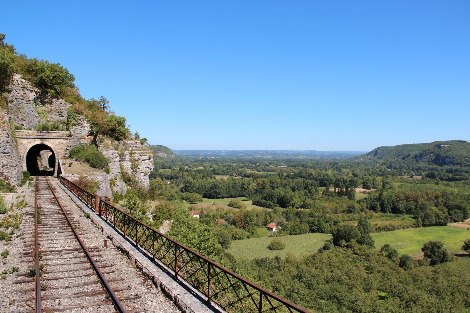 Canon EOS 600D (Rebel EOS T3i / EOS Kiss X5) sample photo. Rail, tunnel, landscape photography