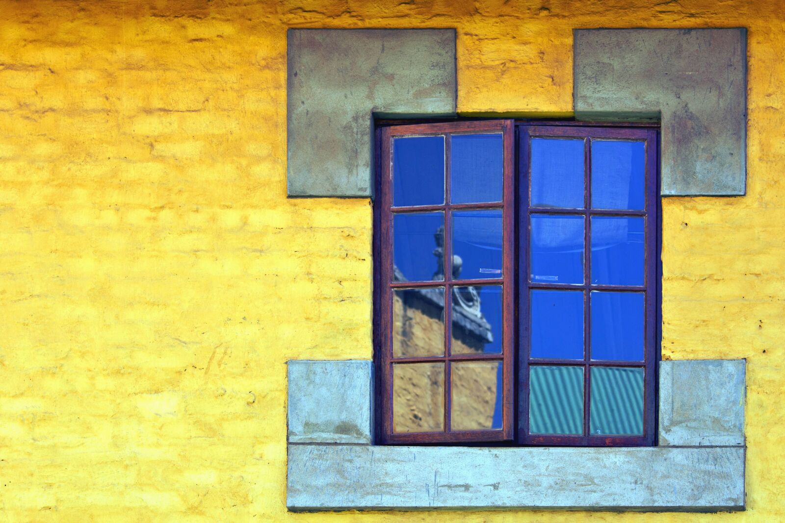 Canon EOS 550D (EOS Rebel T2i / EOS Kiss X4) sample photo. Window, house, wall, art photography