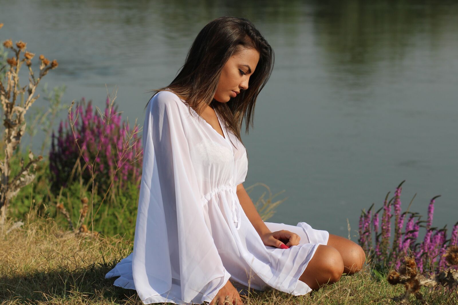 Canon EOS 700D (EOS Rebel T5i / EOS Kiss X7i) + Canon EF 85mm F1.8 USM sample photo. Girl, lake, dress photography