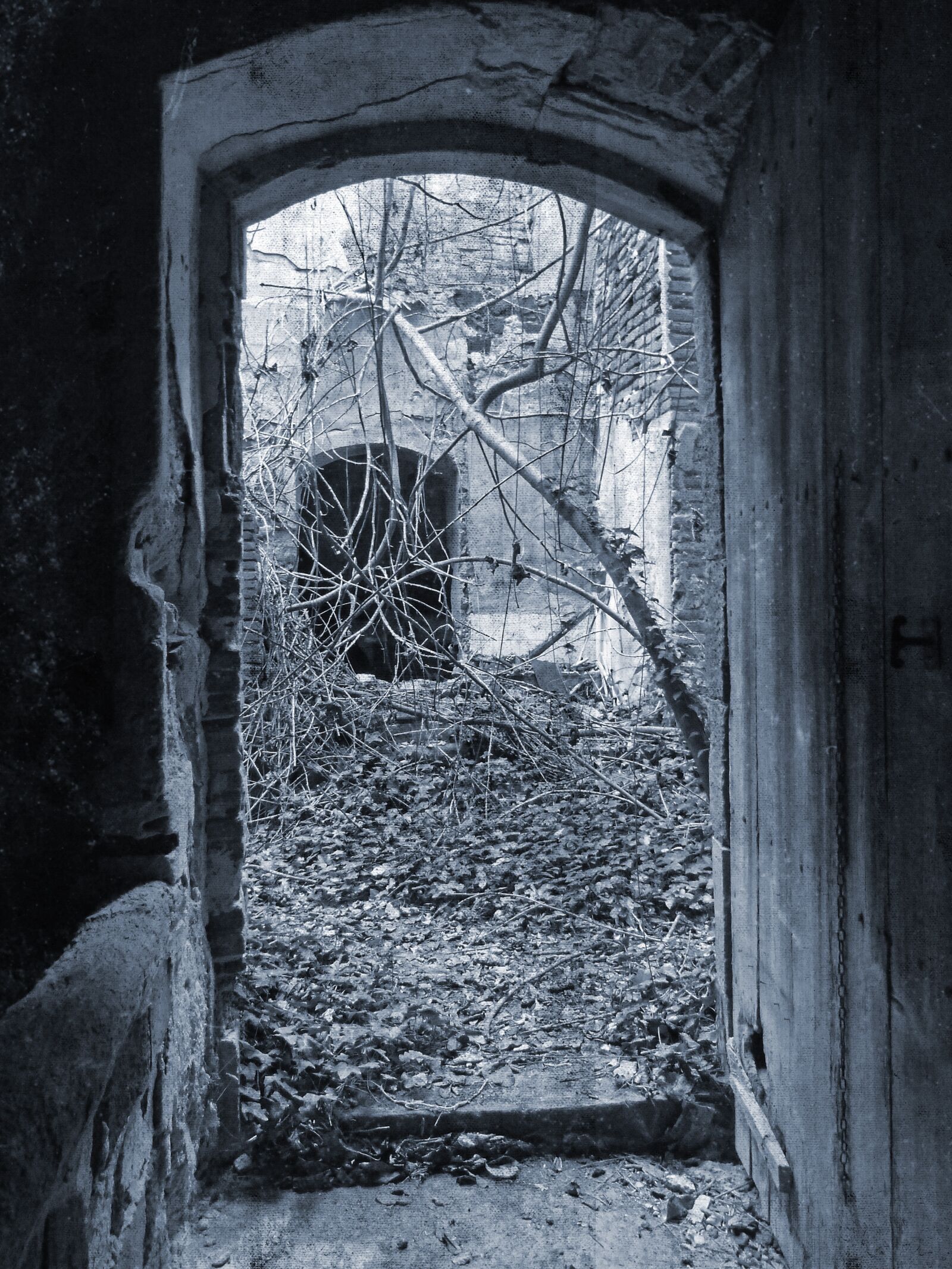 Panasonic DMC-FZ62 sample photo. Door, ruin, mystery photography