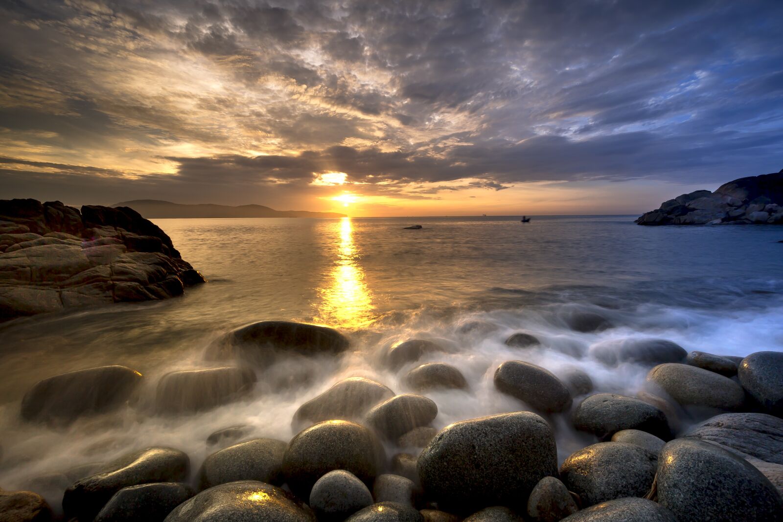 Canon EF 16-35mm F4L IS USM sample photo. The beach, gravel, the photography