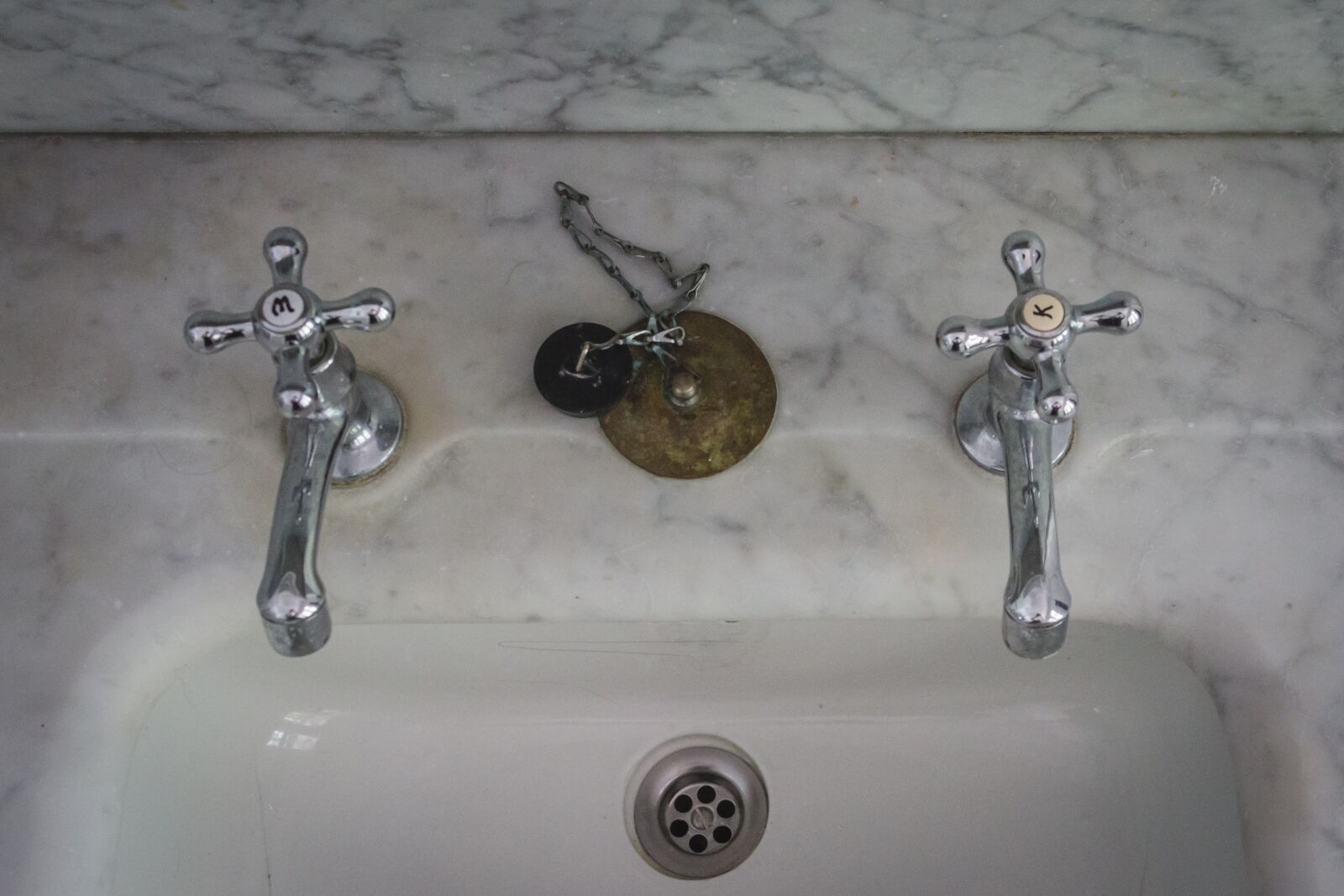 Canon EOS 7D sample photo. Bathroom sink, vintage, retro photography
