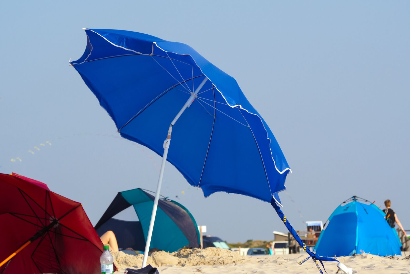 Olympus OM-D E-M10 sample photo. Beach, parasol, beach shelter photography