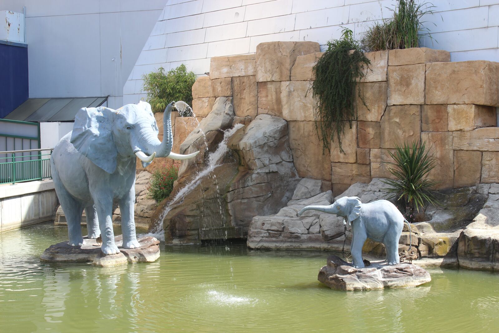 Canon EOS 600D (Rebel EOS T3i / EOS Kiss X5) sample photo. Statues, elephants, basin photography