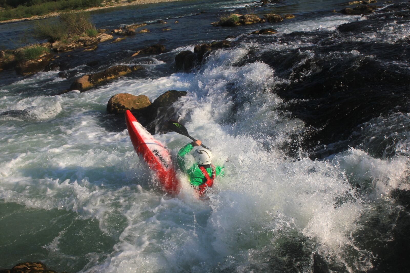 Canon EOS 550D (EOS Rebel T2i / EOS Kiss X4) sample photo. Kayak, white water, old photography
