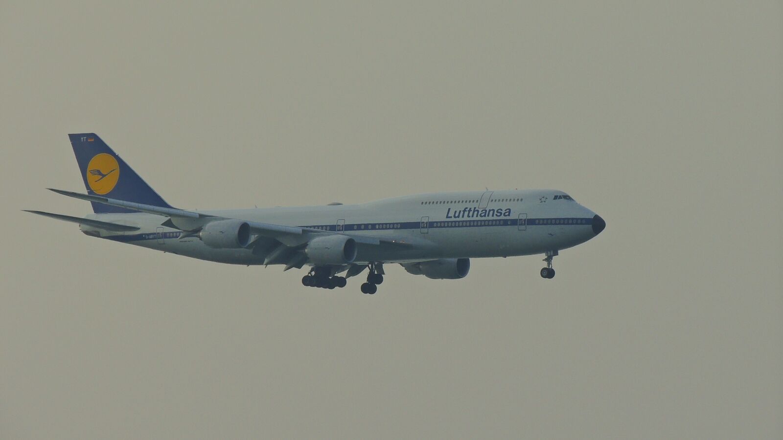 Nikon Coolpix P510 sample photo. Hongkong, airplane, travel photography