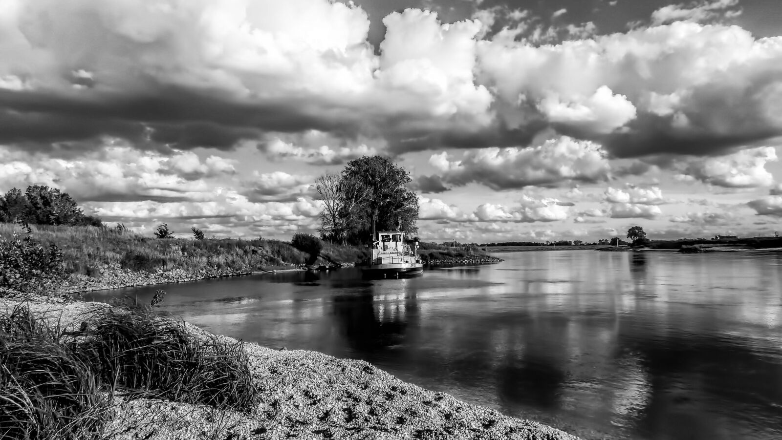Panasonic DMC-FZ72 sample photo. Waters, black and white photography