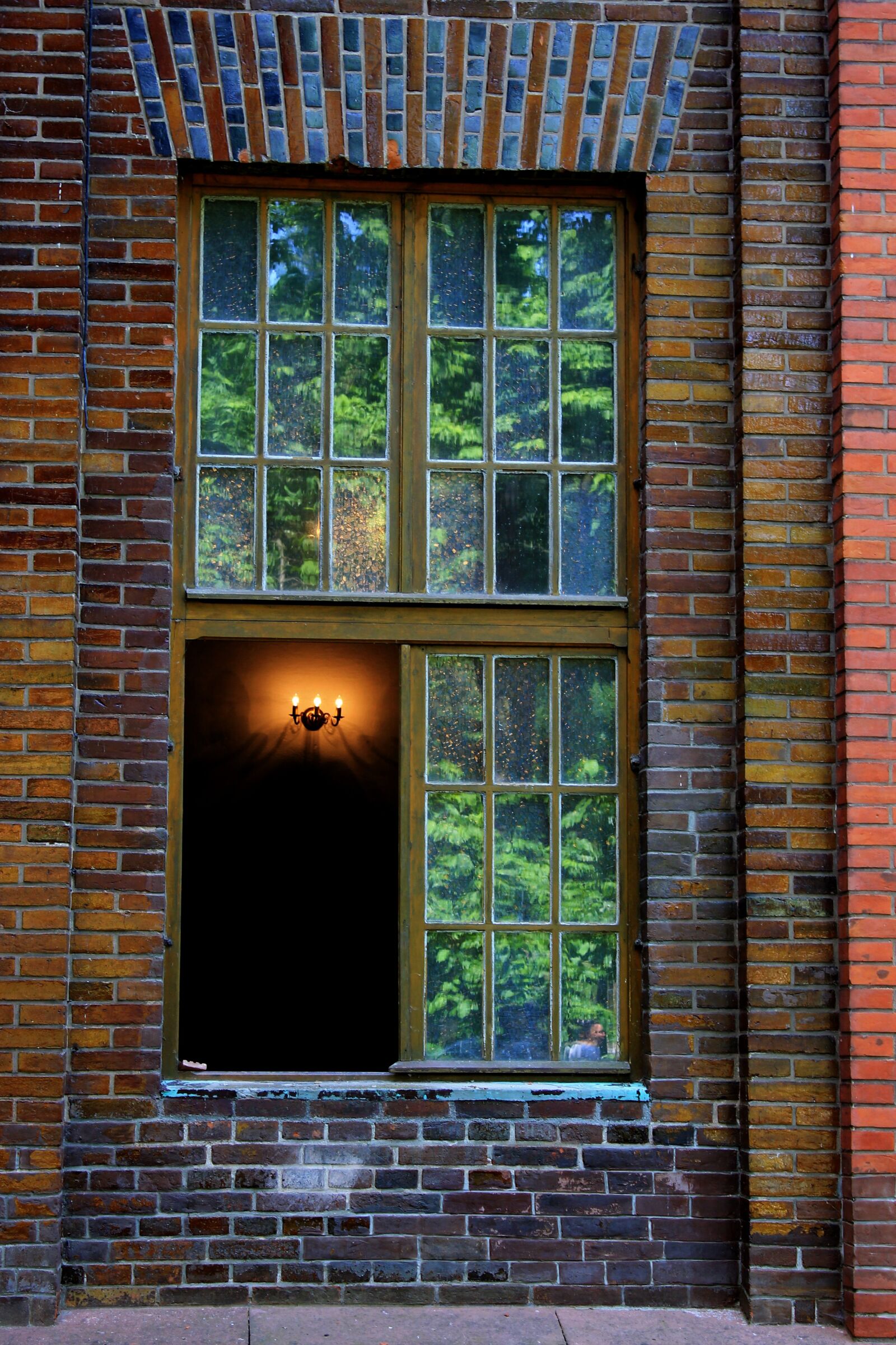 Canon EOS 1100D (EOS Rebel T3 / EOS Kiss X50) sample photo. Window, bricks, architecture photography
