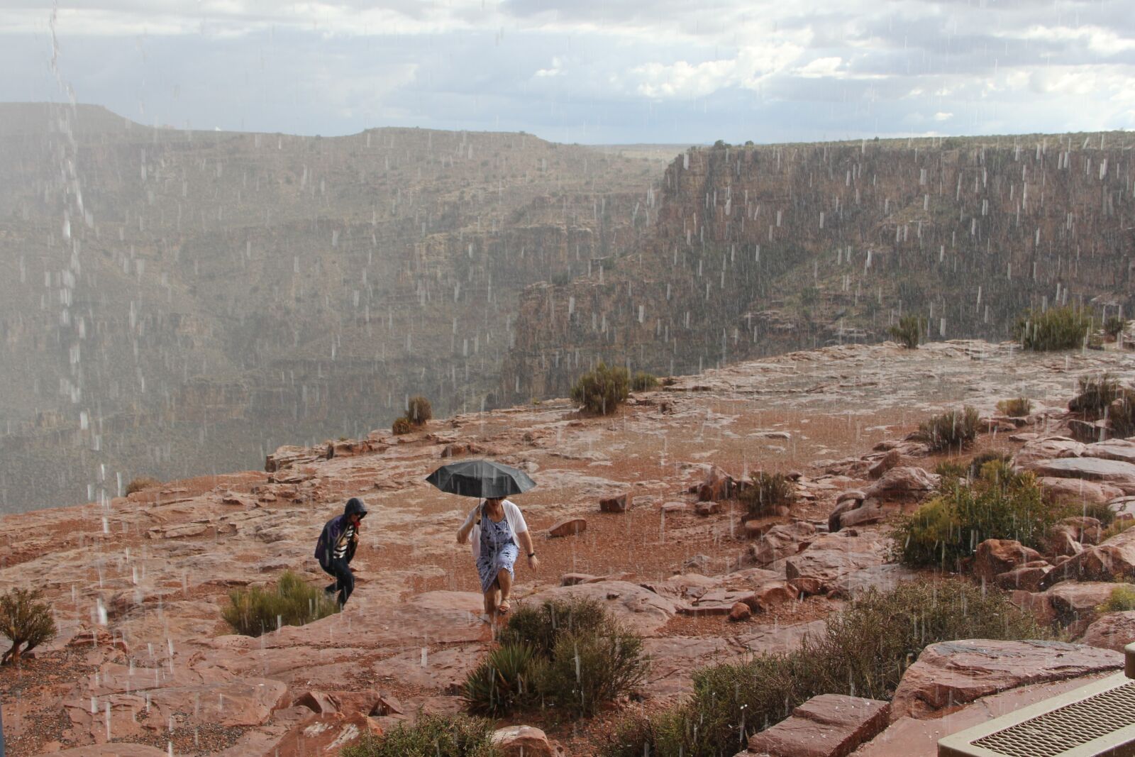 Canon EF-S 18-135mm F3.5-5.6 IS sample photo. Grand canyon, rain, pouring photography