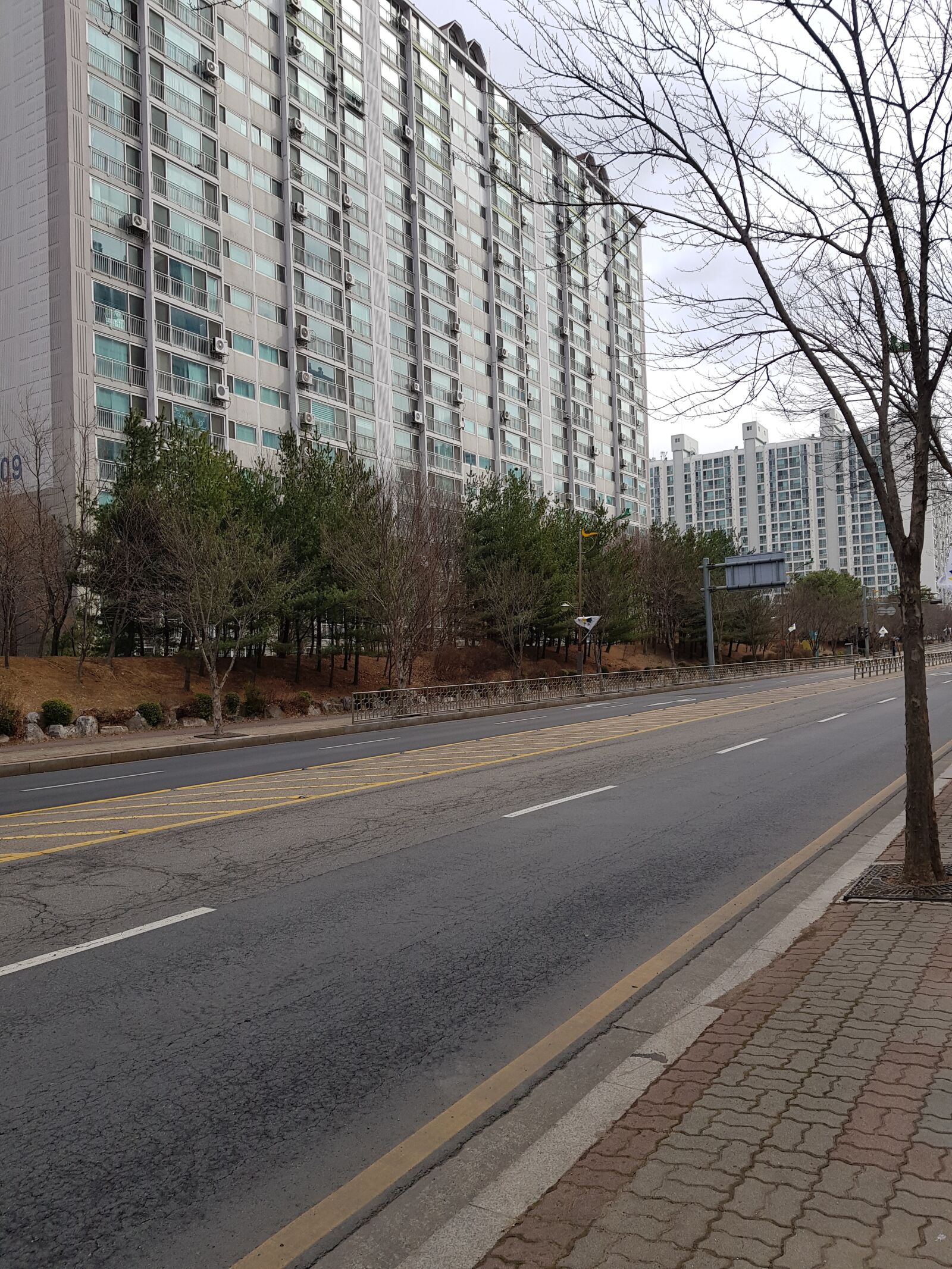 Samsung Galaxy S8 sample photo. Road, apartment, city photography