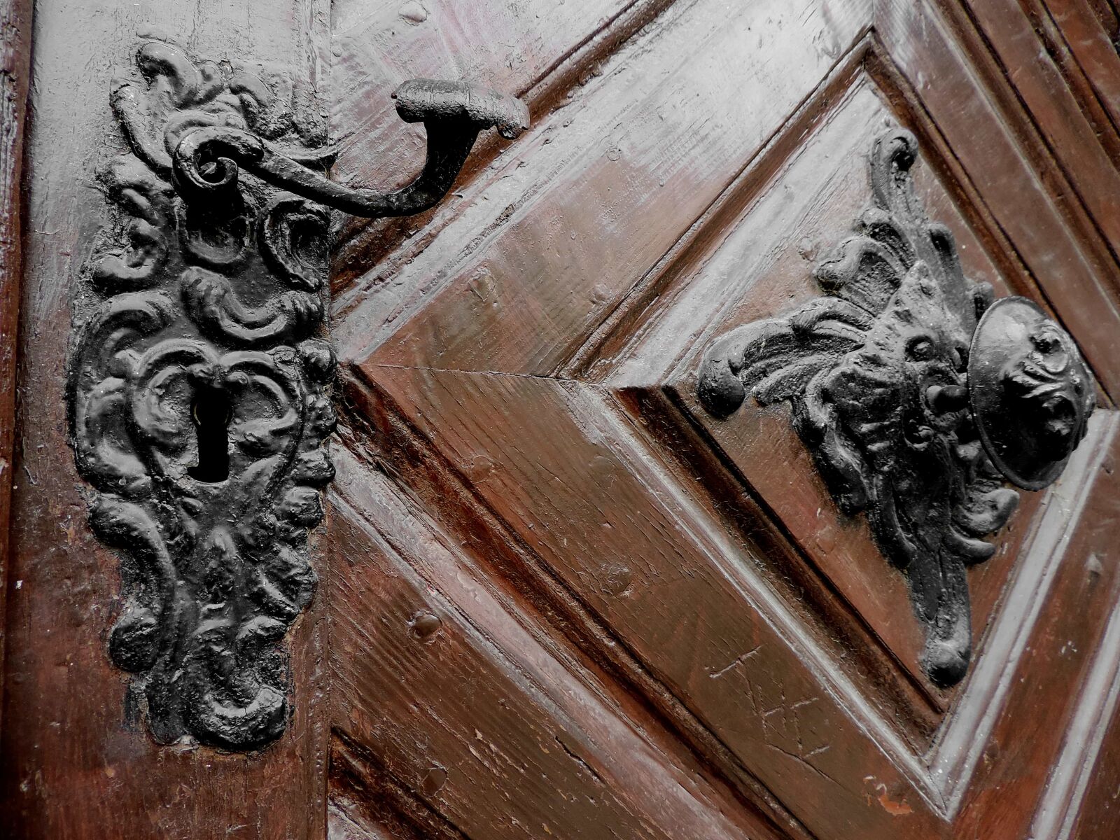 Nikon Coolpix P520 sample photo. Baroque, front door, sculpture photography