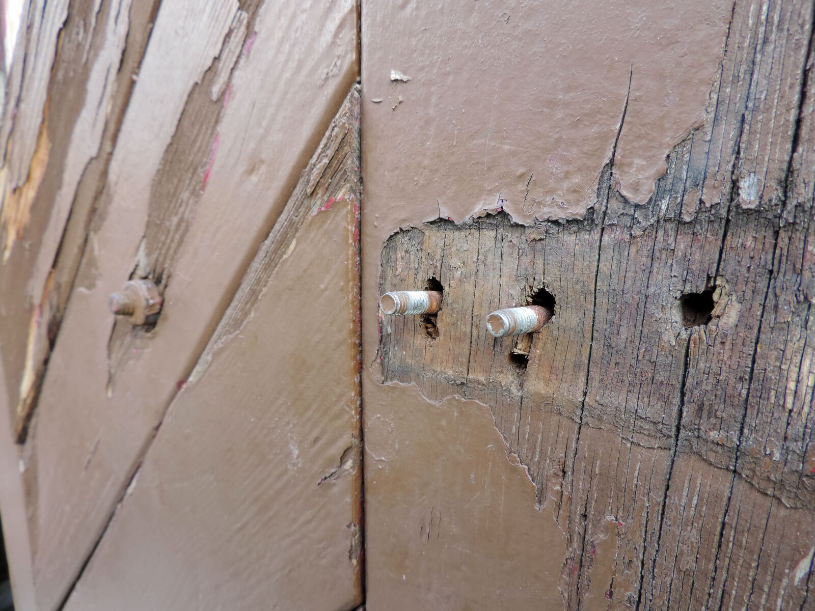 Nikon Coolpix P520 sample photo. Rust, old, wood, padlock photography