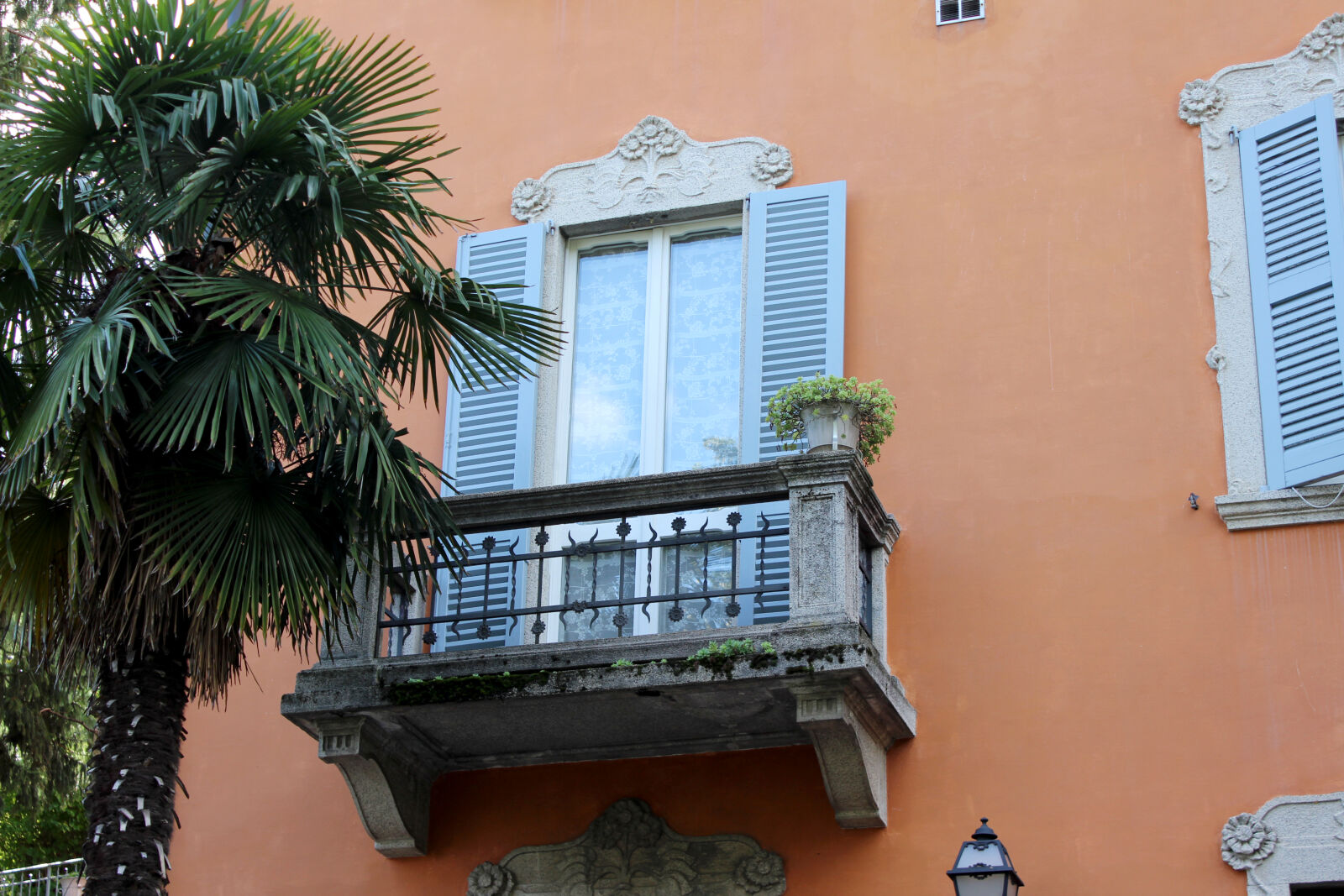 Canon EOS 600D (Rebel EOS T3i / EOS Kiss X5) sample photo. Balcony, bergamo, blinds, blue photography