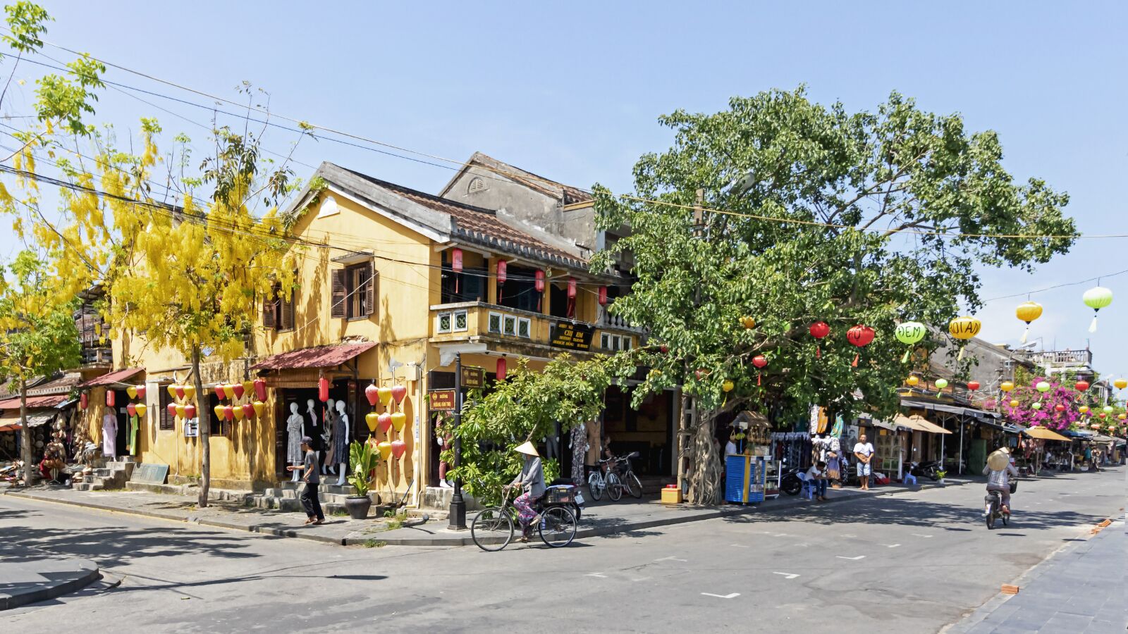 Canon EOS 750D (EOS Rebel T6i / EOS Kiss X8i) + Canon EF-S 10-18mm F4.5–5.6 IS STM sample photo. Vietnam, noon, town photography