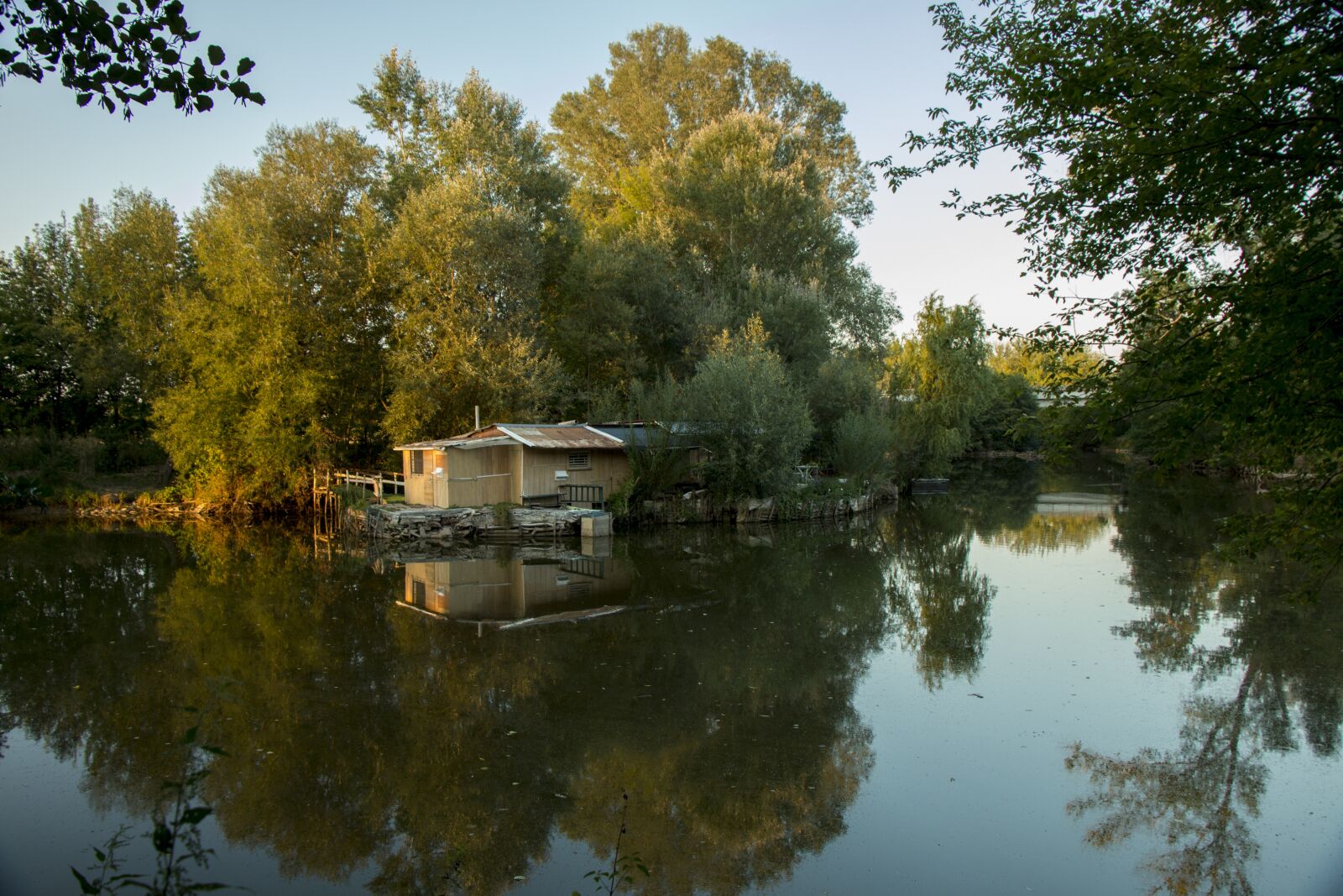 Canon EOS 70D sample photo. Houseboat, lake, pond photography