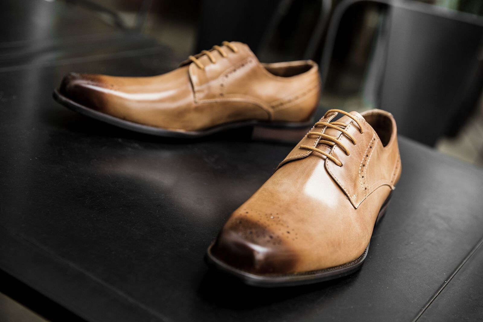 Canon EF 24-70mm F2.8L II USM sample photo. Shoes men, shoe, shine photography