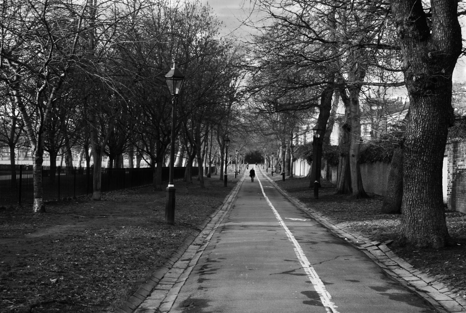 Canon EOS 400D (EOS Digital Rebel XTi / EOS Kiss Digital X) sample photo. Blank and white, london photography