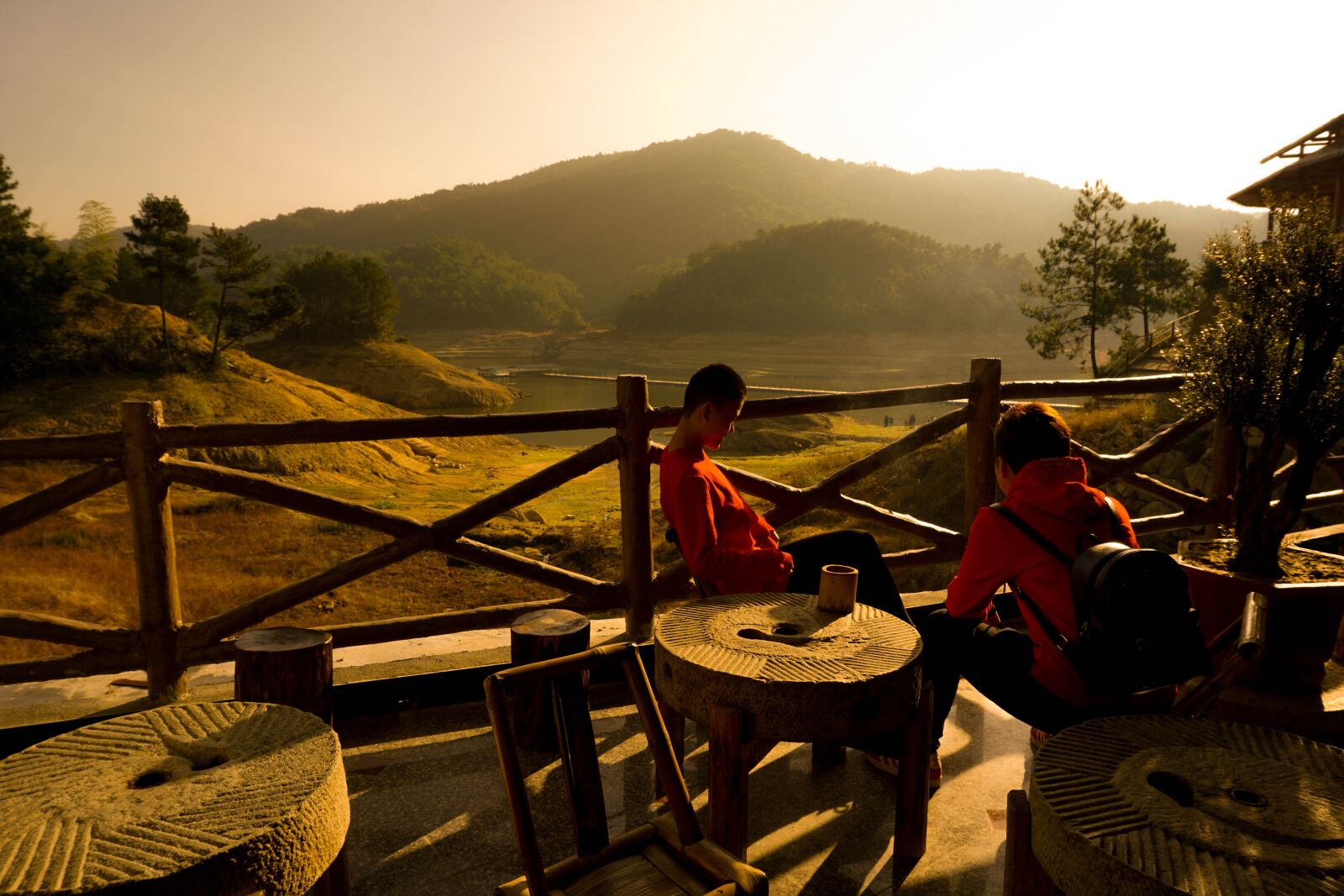 Sony E 16-50mm F3.5-5.6 PZ OSS sample photo. Friendship, sunset, beach photography