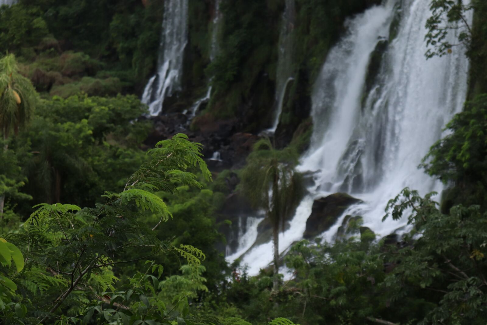 Canon EOS 200D (EOS Rebel SL2 / EOS Kiss X9) sample photo. Iguazu falls, waterfall, landscape photography