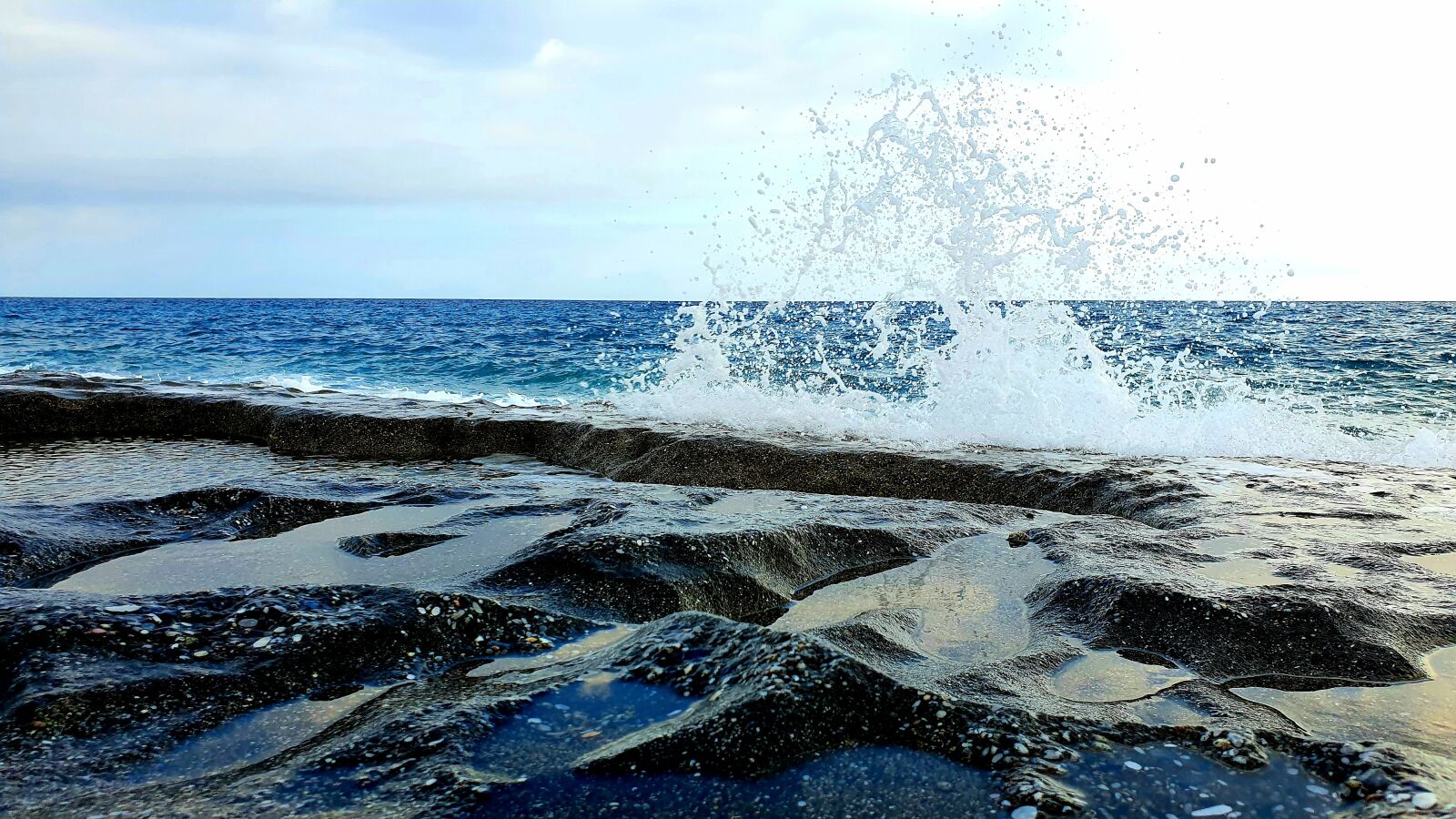 Samsung Galaxy S10e sample photo. Marine, wave, water photography