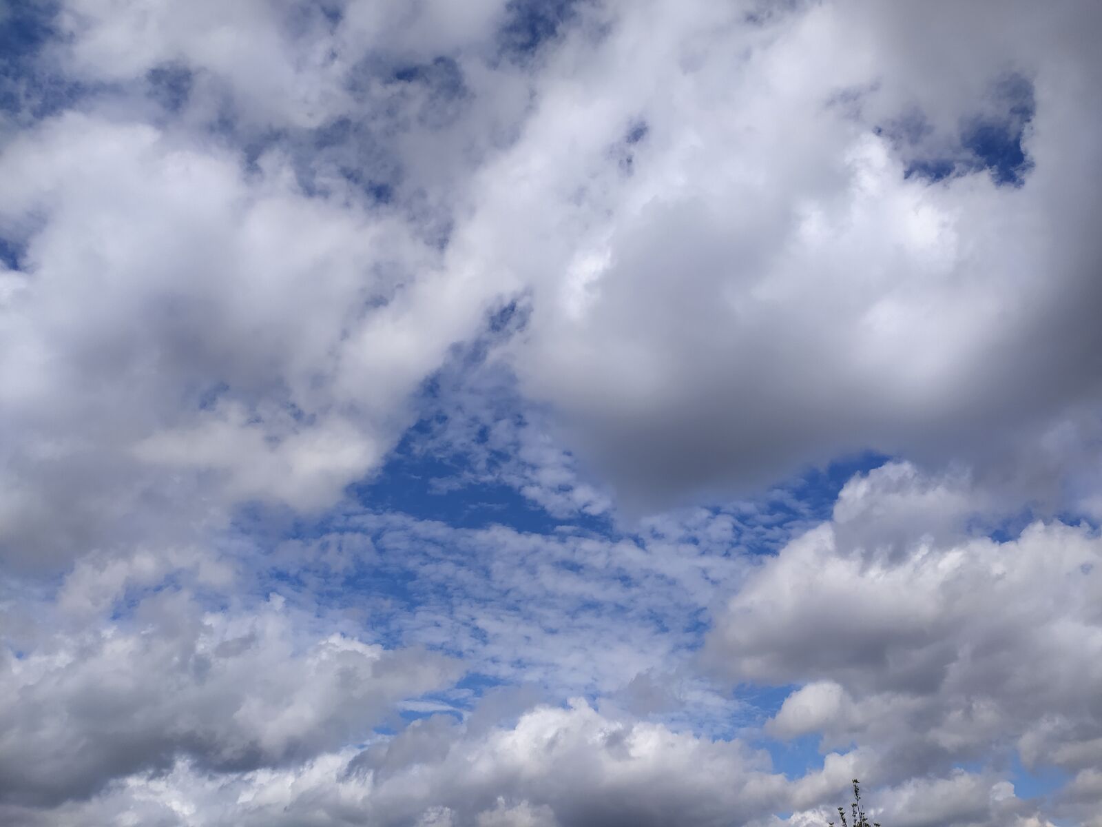 Xiaomi Redmi Note 8T sample photo. Sky, clouds, figure photography