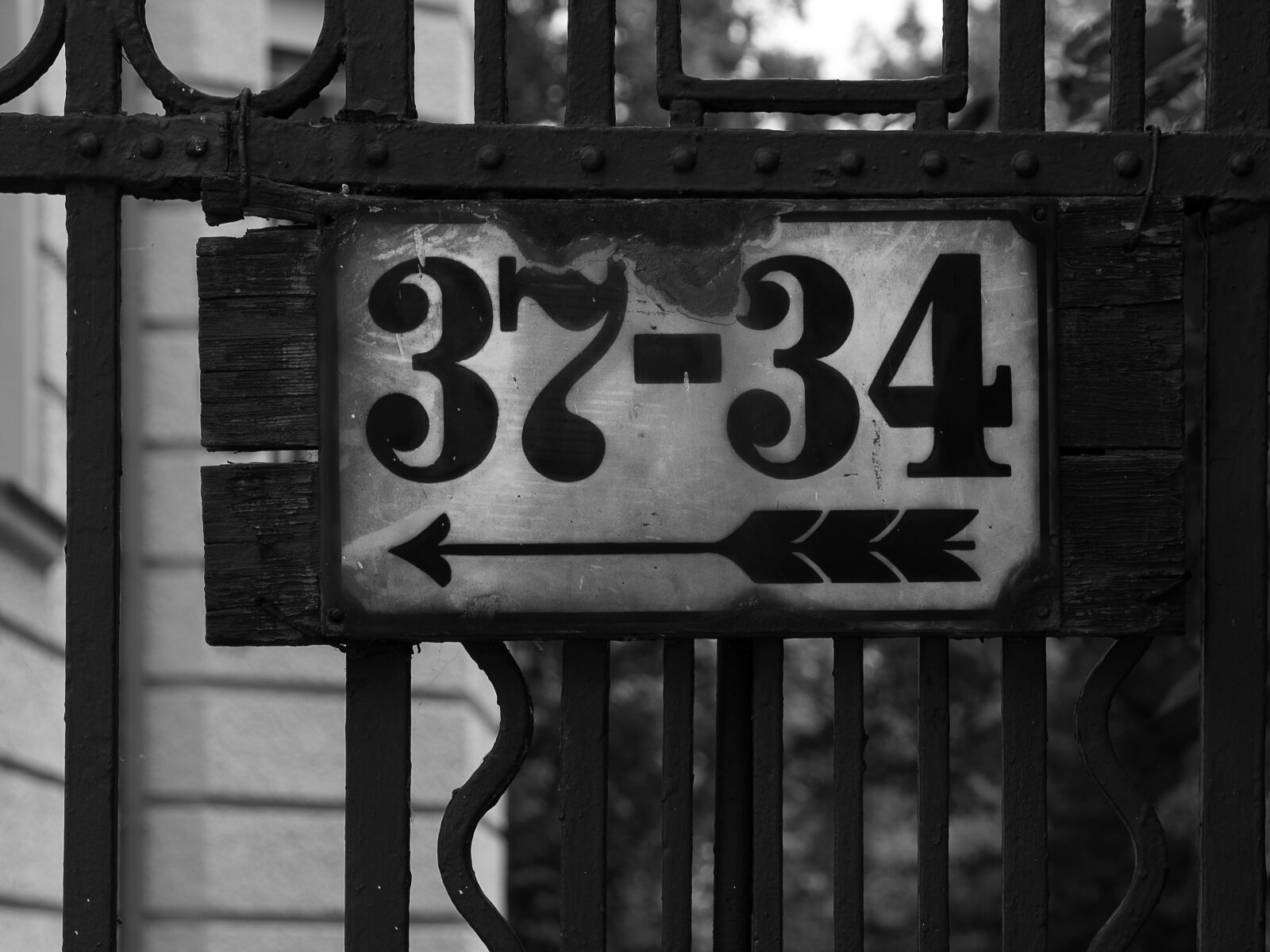 LUMIX G VARIO 45-150/F4.0-5.6 sample photo. House number, fence, grid photography